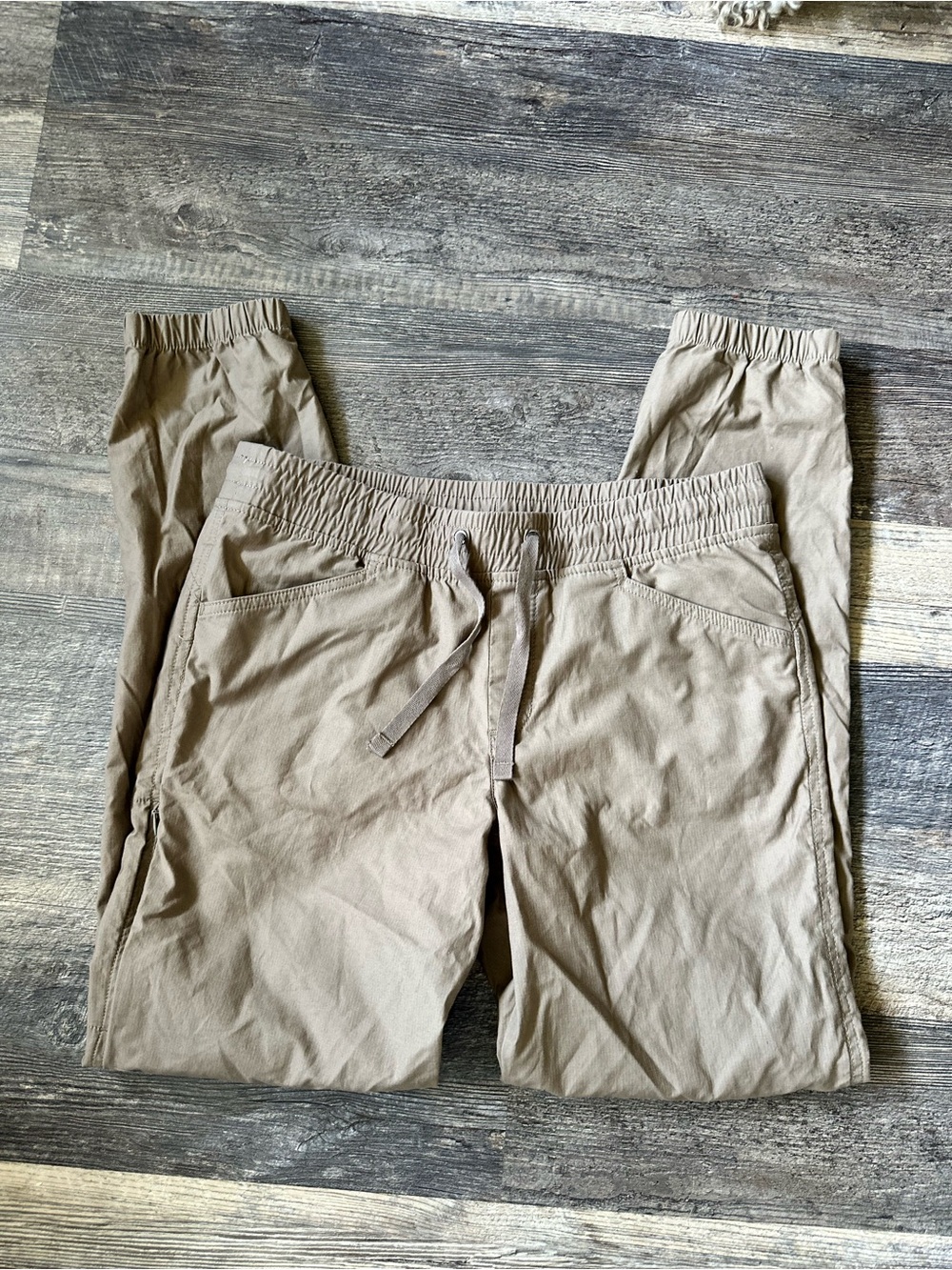 Eddie Bauer Women’s Trail Jogger Pant T6 | Hiking // Outdoor // Travel | Taupe